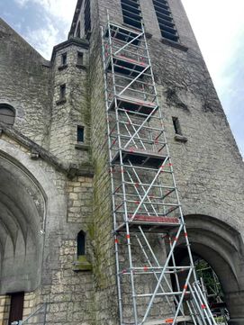 église avec échafaudages